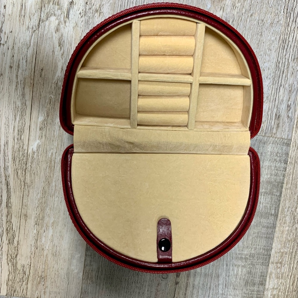 Wolfe Designs genuine leather travel jewelry case. Like new.
